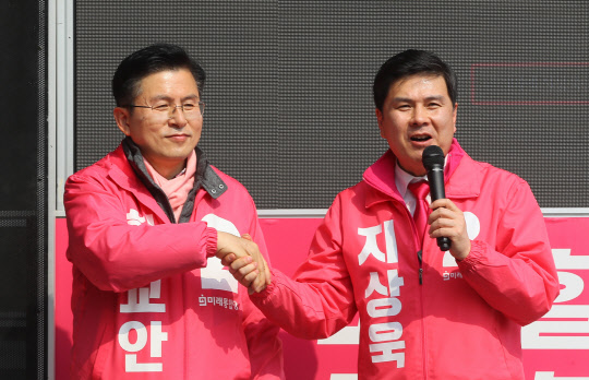 미래통합당 서울 종로 황교안 후보와 중구성동을 지상욱 후보가 7일 서울 중구 중앙시장 앞에서 함께 지지를 호소하고 있다. 연합뉴스